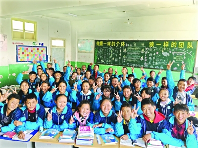 武汉研究生支教团20年接力 海拔4500米建书屋 给藏族孩子们上课