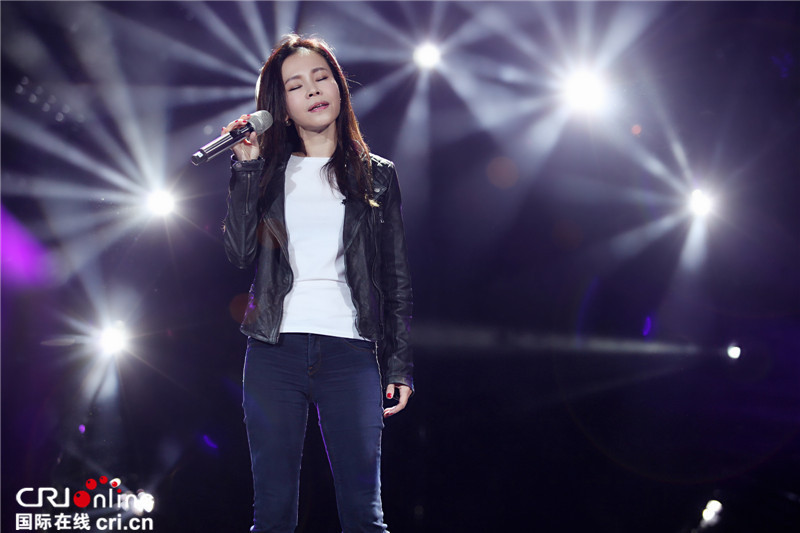 Julia Peng counter war return singer and idol Sandy Lam excited