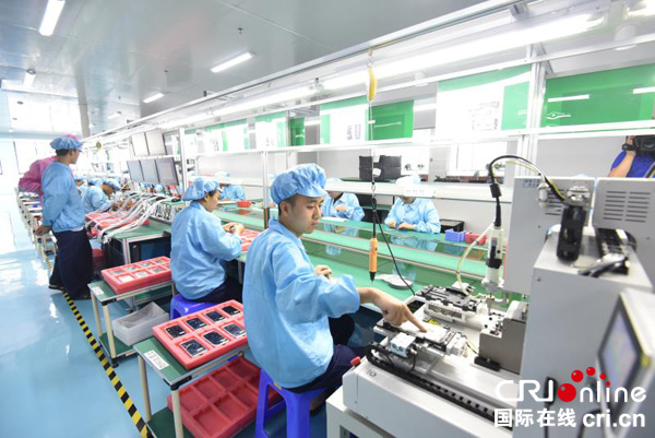 图片默认标题_fororder_酷比生产车间工人正在工作---摄影张勇