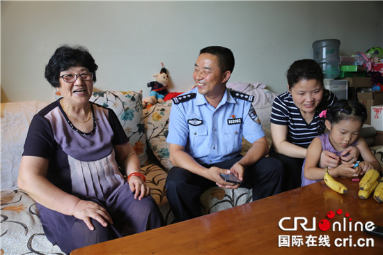 【山城故事】重庆江北有一对爱管“闲事”的夫妻档 “夜生活”就是入户走访