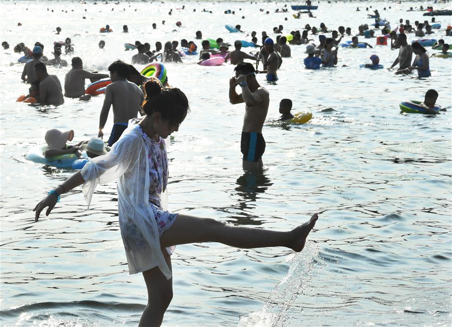 青岛：海滩享清凉