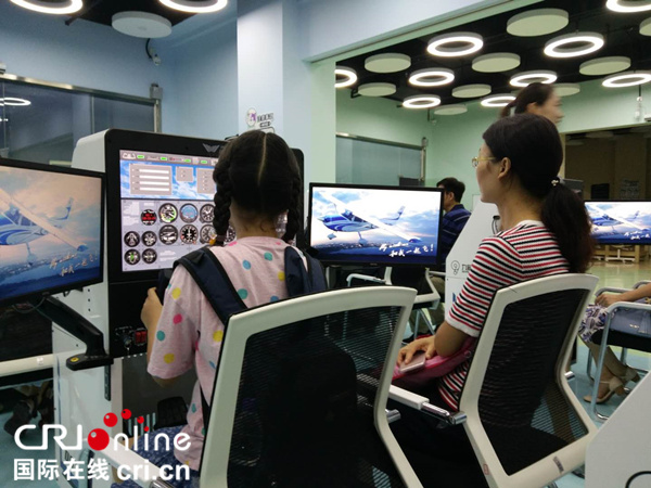 “九号宇宙”飞行教室，参观者进行起飞学习，吸引众多青少年的参与。_fororder_微信图片_20180802093529