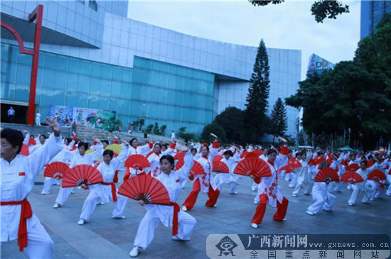 柳州市开展2018全民健身展演活动 老少上阵展风采
