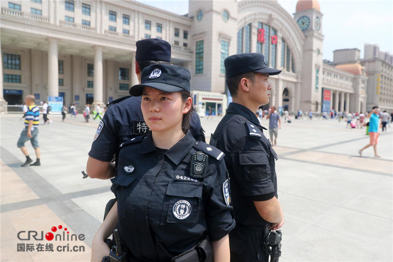 武汉48℃高温 女特警挂枪值守火车站
