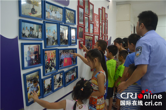 【法制安全】重庆九龙坡警营开放日：萌娃体验警营生活
