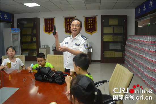 【法制安全】重庆九龙坡警营开放日：萌娃体验警营生活