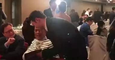 古天乐的签名太有喜感了 网友：像一串土豆片