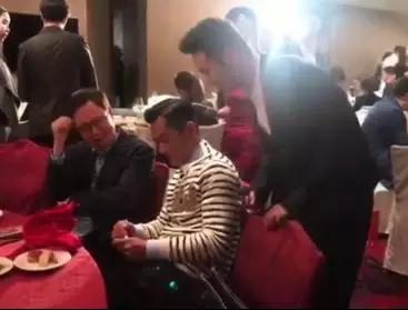 古天乐的签名太有喜感了 网友：像一串土豆片