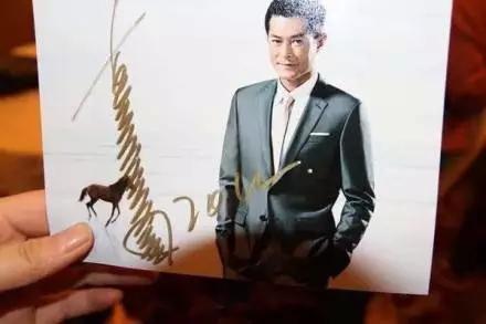 古天乐的签名太有喜感了 网友：像一串土豆片