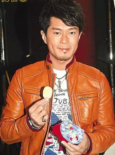 古天乐的签名太有喜感了 网友：像一串土豆片