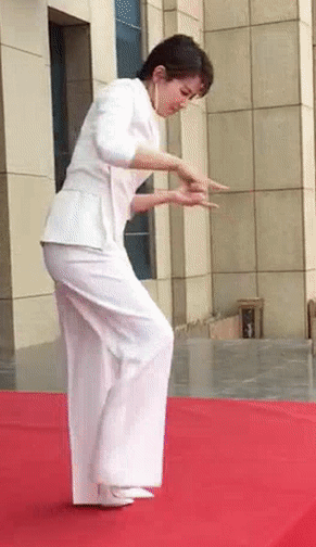 刘涛帅气白西装女神范十足 一秒变逗比笑翻众人