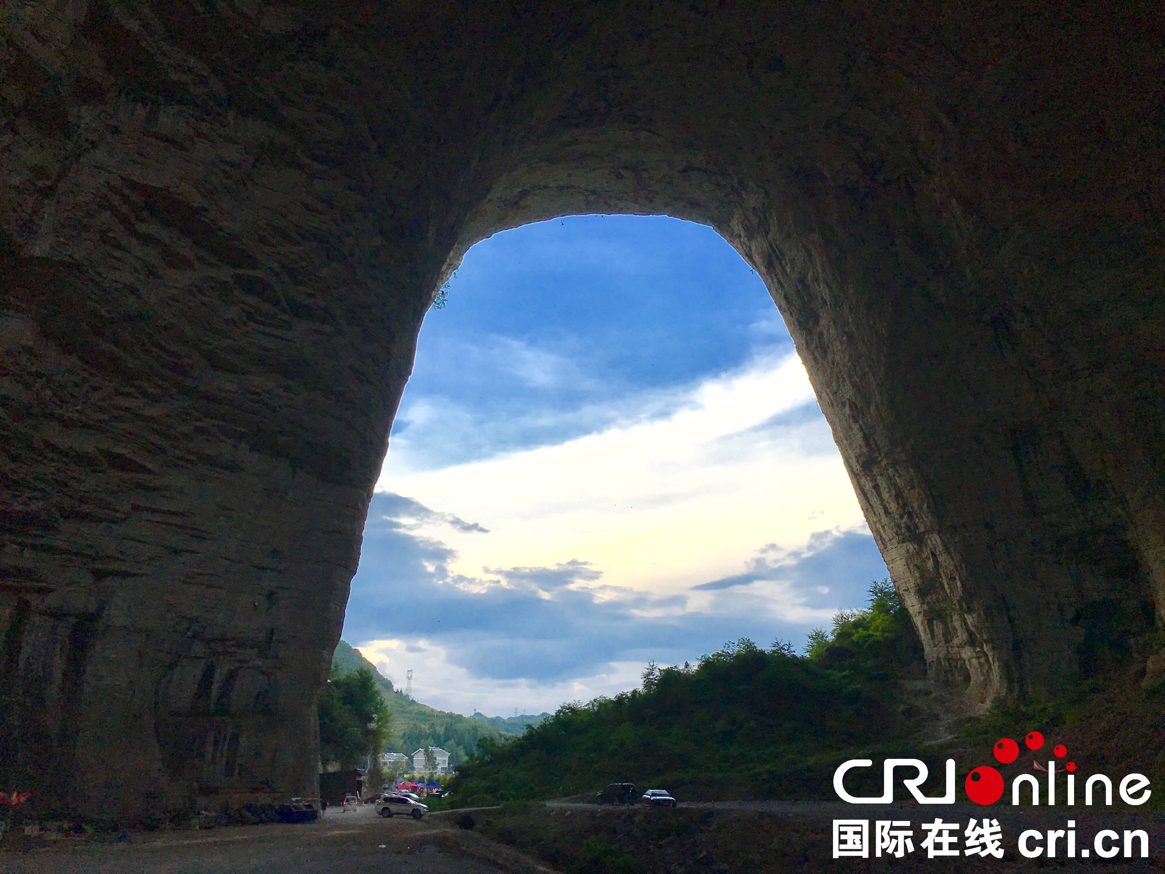 贵州省大方县：5000平米天然洞穴吸引避暑客