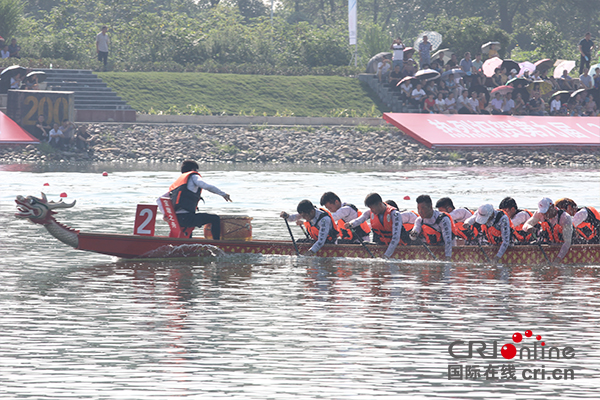 赛艇预赛结束，接踵而至的是龙舟公开组预赛1000米第一轮第一组的比赛，选手们都使出浑身解数，奋力划桨冲过终点。_fororder_14