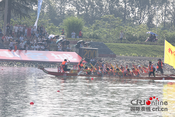 赛艇预赛结束，接踵而至的是龙舟公开组预赛1000米第一轮第一组的比赛，选手们都使出浑身解数，奋力划桨冲过终点。_fororder_14.2