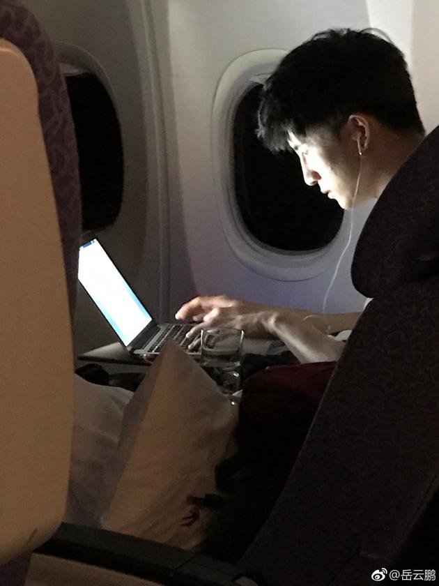 岳云鹏偷拍薛之谦深夜写歌 本尊留言:快亲亲我