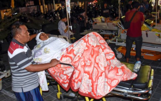 地震中受伤的人在马塔兰市医院外等待治疗_fororder_微信截图_20180806094147