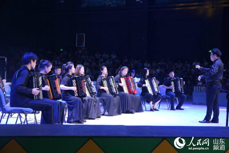 中国·蓬莱“鹦鹉杯”国际手风琴艺术周在蓬莱开幕