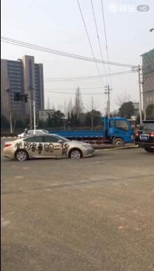 A sedan was sprayed in jiangsu strong words dragged into the streets Half of the grinding wheel