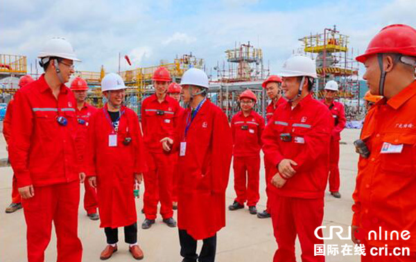 图片默认标题_fororder_广元市质监局党组书记、局长冯治勤（左三）与广元市特检所检验技术人员进行了交流