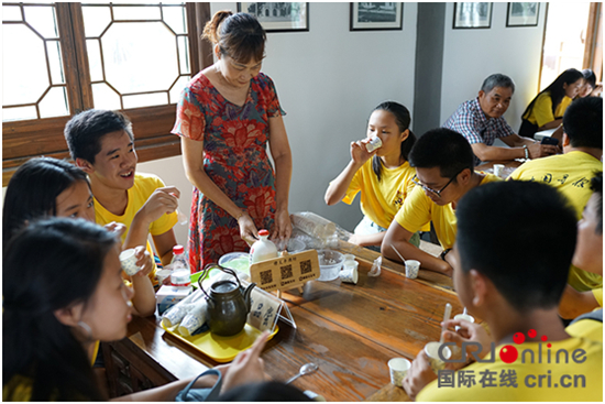 （供稿 文体列表 ChinaNews带图列表 移动版）华裔寻根青少年 体验南通非遗“花露烧”