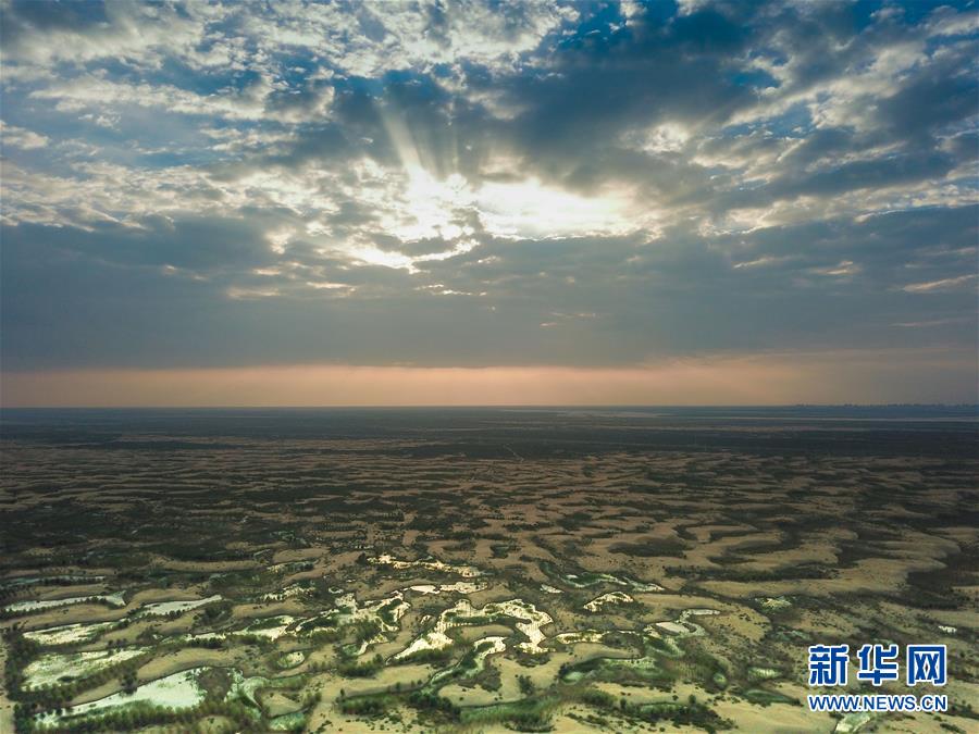 内蒙古：天空之眼瞰库布其沙漠