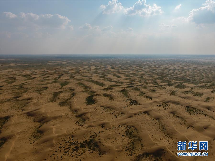 内蒙古：天空之眼瞰库布其沙漠