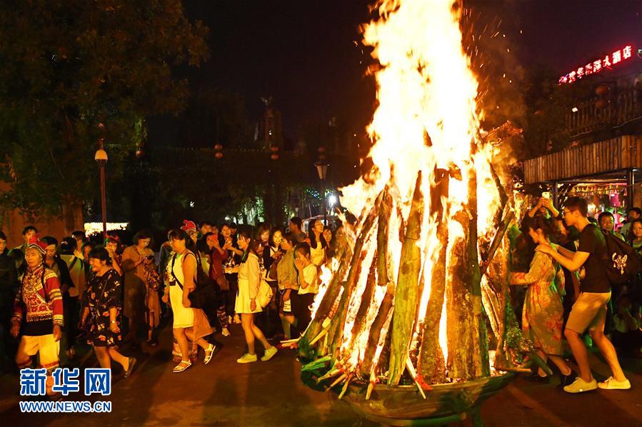 > 城市-要闻 正文       8月5日,人们在云南楚雄彝人古镇火把节上狂欢