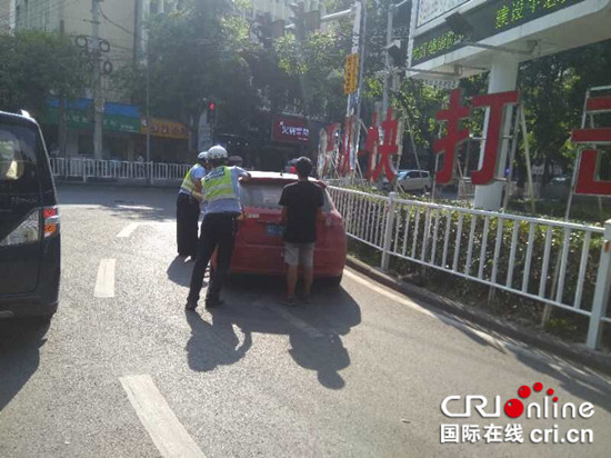 【法制安全】重庆北碚：汽车路中抛锚  民警推车救援