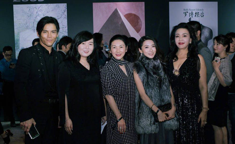 娱乐圈气场最强的婆婆!张兰深v礼服显华贵(图)
