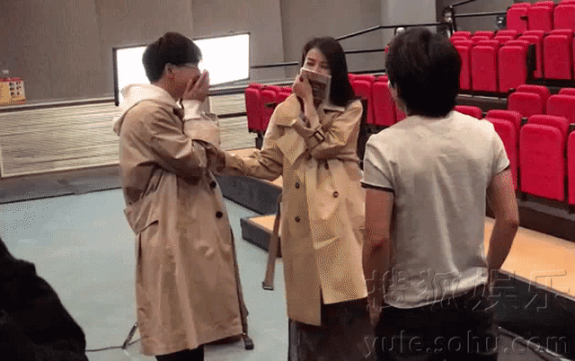 女神高圆圆变小粉丝 见赵雷捂嘴娇羞蹦高高