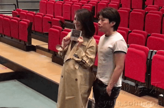 女神高圆圆变小粉丝 见赵雷捂嘴娇羞蹦高高