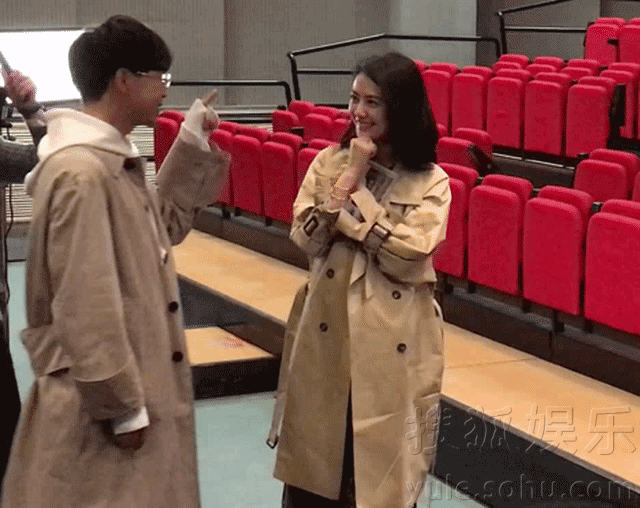 女神高圆圆变小粉丝 见赵雷捂嘴娇羞蹦高高