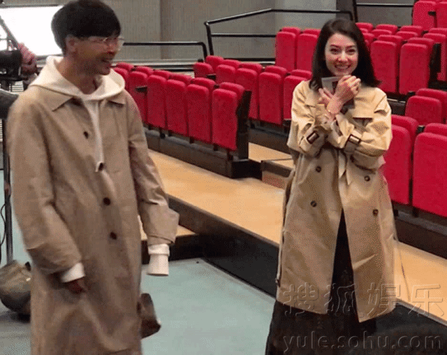 女神高圆圆变小粉丝 见赵雷捂嘴娇羞蹦高高