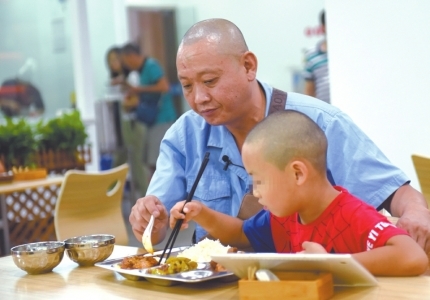 （今日热点3，导航成都，移动端）带着儿子跑出租 成都的哥父子"搭档"四年以车为家