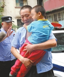 （今日热点3，导航成都，移动端）带着儿子跑出租 成都的哥父子"搭档"四年以车为家