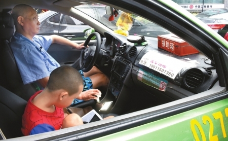 （今日热点3，导航成都，移动端）带着儿子跑出租 成都的哥父子"搭档"四年以车为家