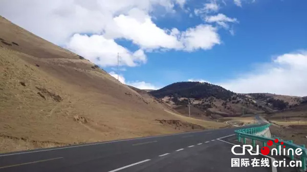 图片默认标题_fororder_石马路沿途风光（甘孜州旅游发展委员会-供图）