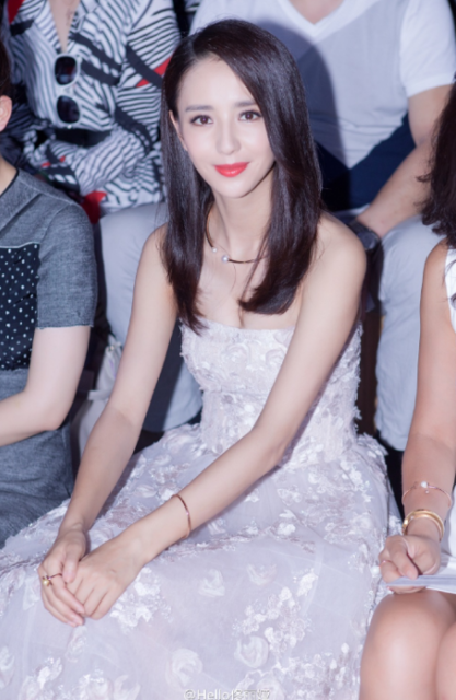 佟丽娅穿露脐装现身 性感起来不得了(图)- 国际