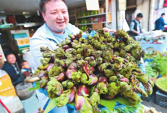 眼下正是云南野菜上市热销季节,香椿,树头菜,金雀花,棠梨花等琳琅