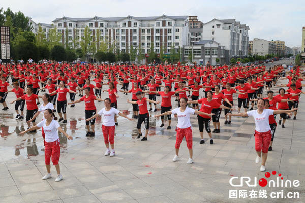 图片默认标题_fororder_广场舞表演引众人围观