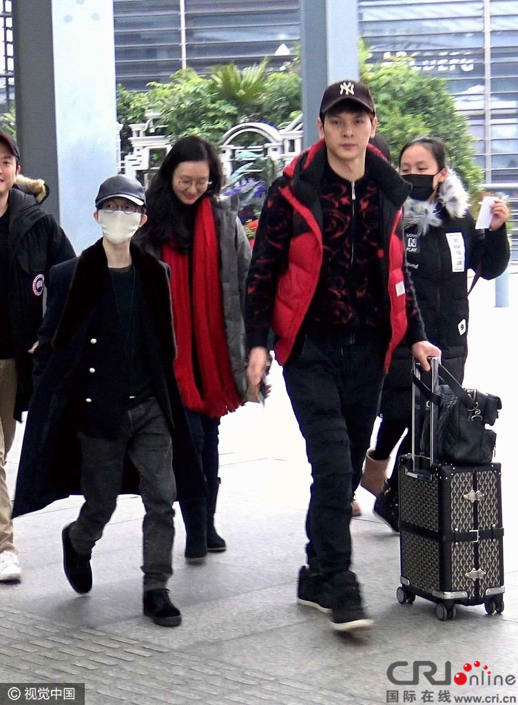 郭敬明与女助理勾肩搭背显身材娇小玲珑[3]