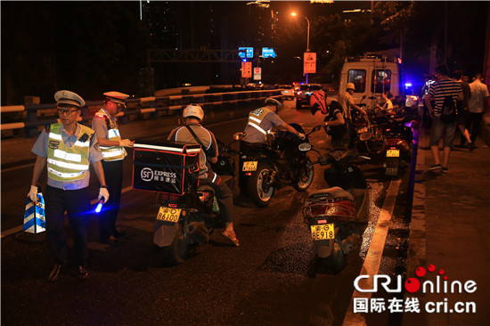 【法制安全】重庆渝中交巡警开展夜查两轮车违法行为整治行动