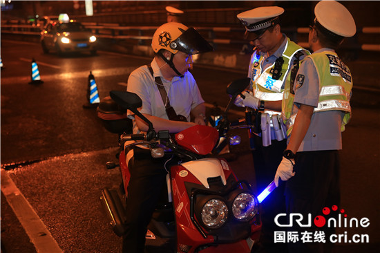 【法制安全】重庆渝中交巡警开展夜查两轮车违法行为整治行动