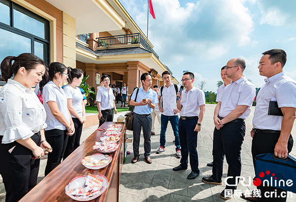 图片默认标题_fororder_2现场参观瓦高村电商产品（摄影-廖志全）