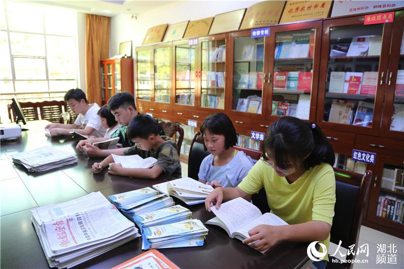 湖北鹤峰：农家书屋成为山里孩子暑假好去处