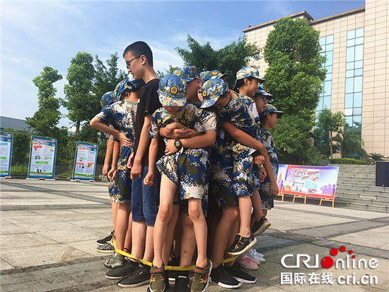 【CRI专稿 图文】中小学生及家长走进重庆民警战训基地【内容页标题】中小学生及家长走进重庆民警战训基地 体验“平安课堂”之防溺水安全课