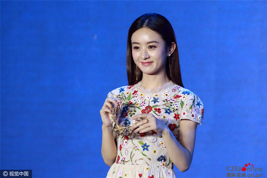 小迷糊！赵丽颖错把“皇冠”当花环戴反忙取下