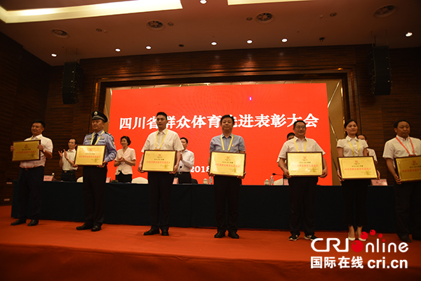 图片默认标题_fororder_为先进单位颁奖（摄影--徐琴）