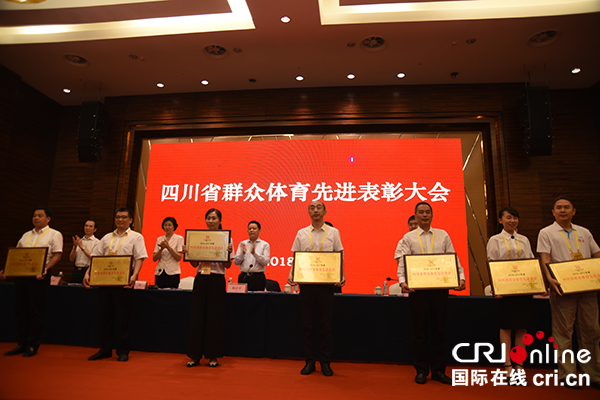 图片默认标题_fororder_为先进单位颁奖2（摄影--徐琴）