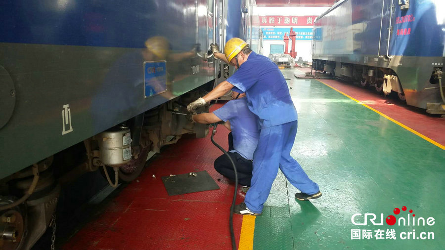 洛阳机务段:"火车医生"挥汗如雨保安全